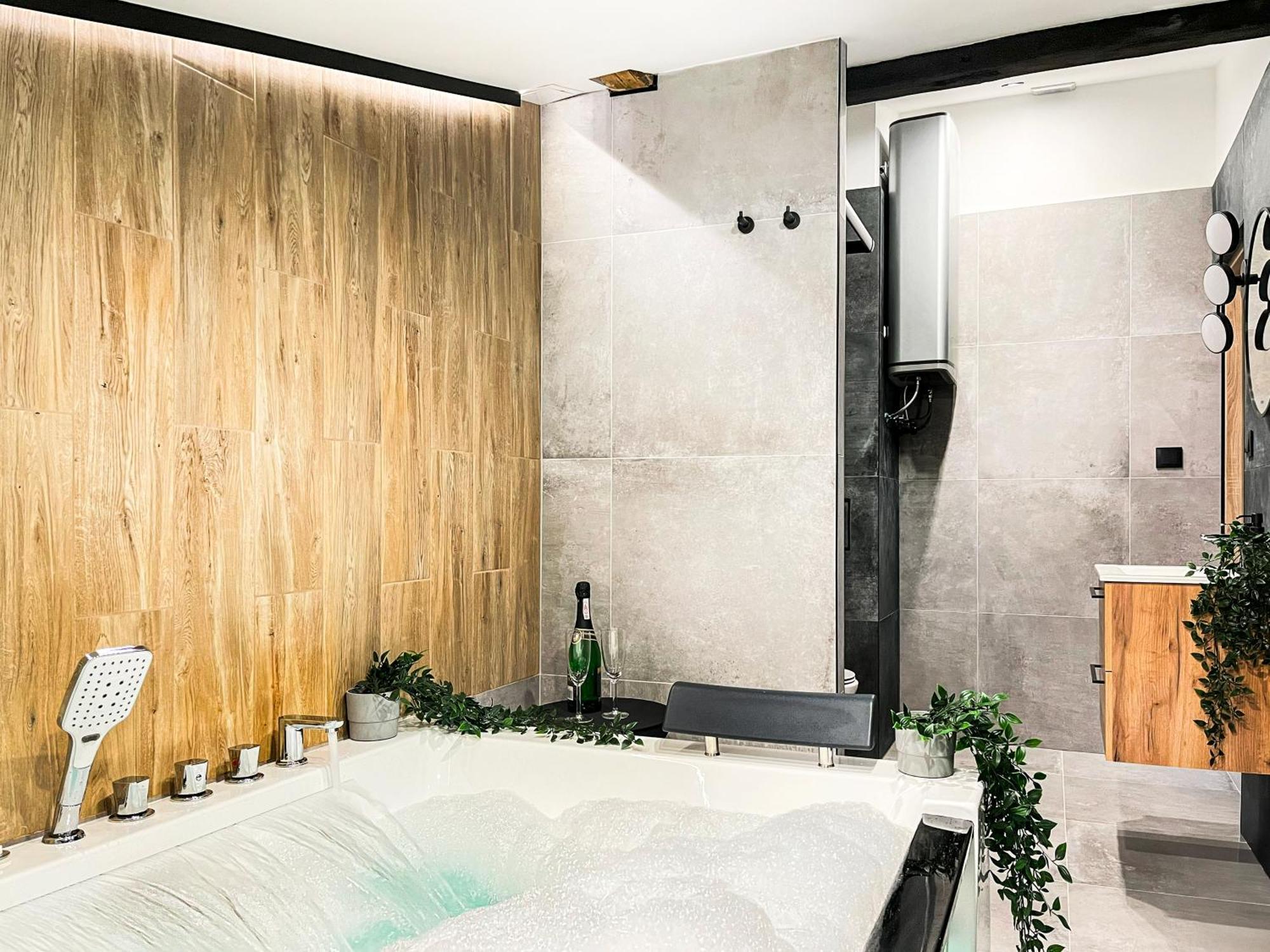 Premium Jacuzzi, Old Town Cracow Apartment *