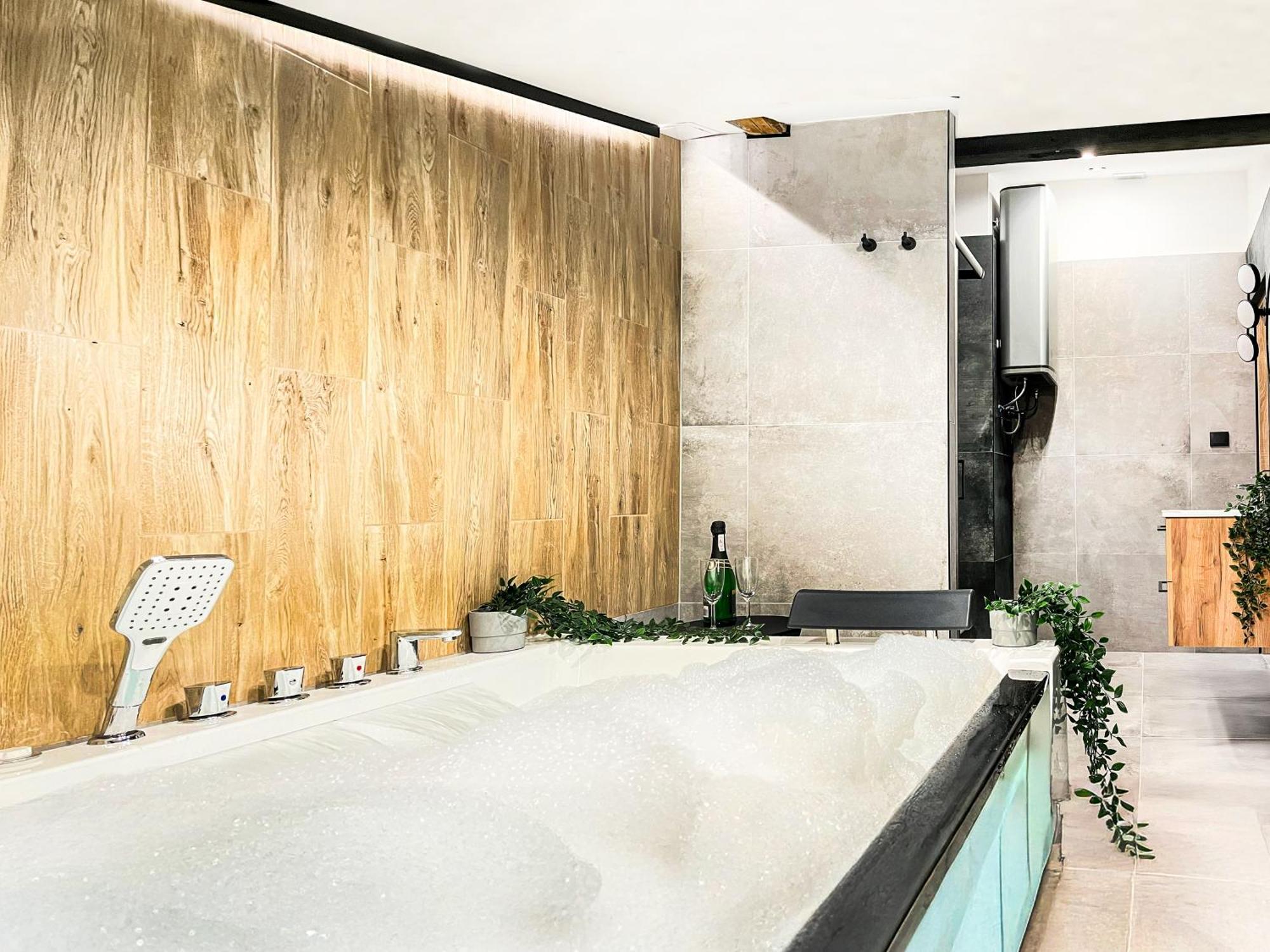 Premium Jacuzzi, Old Town Cracow Apartment