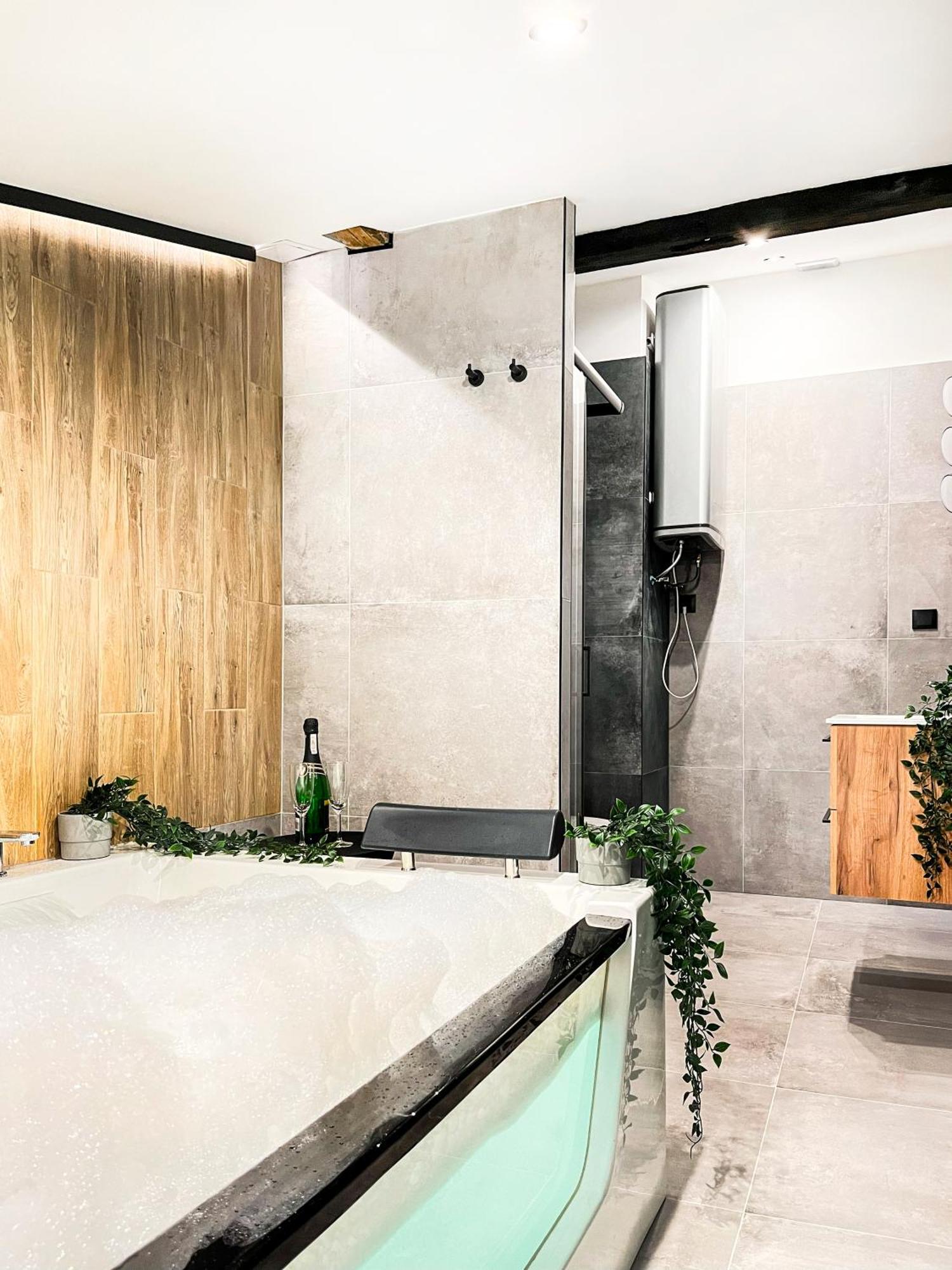 Premium Jacuzzi, Old Town Cracow Apartment